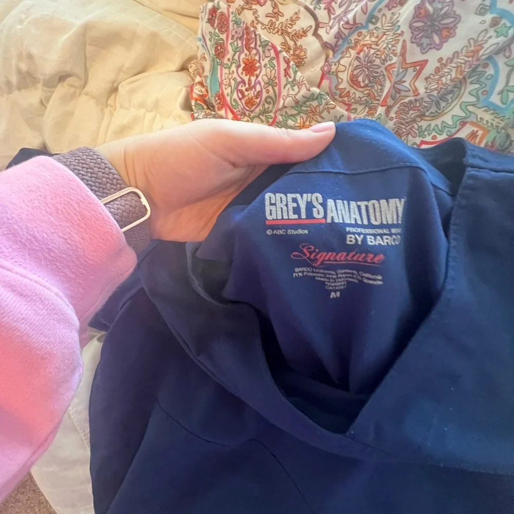 Grey’s Anatomy by Barco scrub set in NAVY BLUE size MEDIUM - Picture 4 of 12